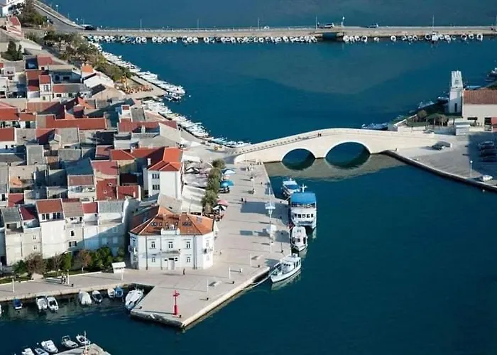 Πανσιόν & Old Town Pag