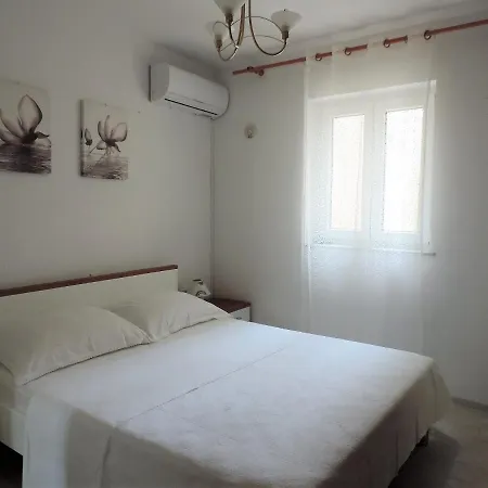 Konukevi & Old Town Pag 3*